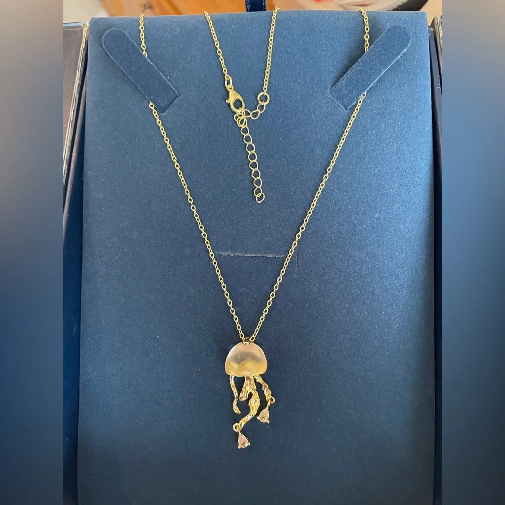 Elegant Gold Jellyfish Pendant Necklace - Picture 2 of 4